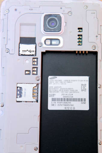 SK텔레콤이 3밴드 LTE-A의 세계 최초 상용화를 주장하고 나선 가운데 경쟁사인 KT와 LG유플러스가 강하게 반박하고 나섰다. 해당 서비스는 일부 체험단만을 대상으로 하는데다 단말기 검수가 끝나지 않았으며, 체험단용'이라는 문구가 표기돼있어 상용서비스라 할 수 없다는 주장이다. 삼성전자가 SK텔레콤, KT에 제공한 3밴드 LTE-A 단말기 갤럭시노트4 S-LTE에는 '체험단용'이라는 문구가 표기돼있다. <KT 제공>